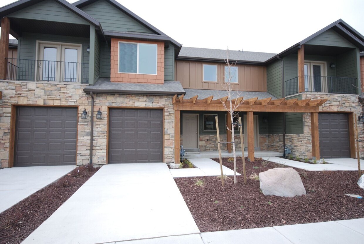 Primary Photo - Great Looking Midvale Townhome w attached ...