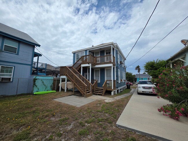 Building Photo - One block to the Beach!