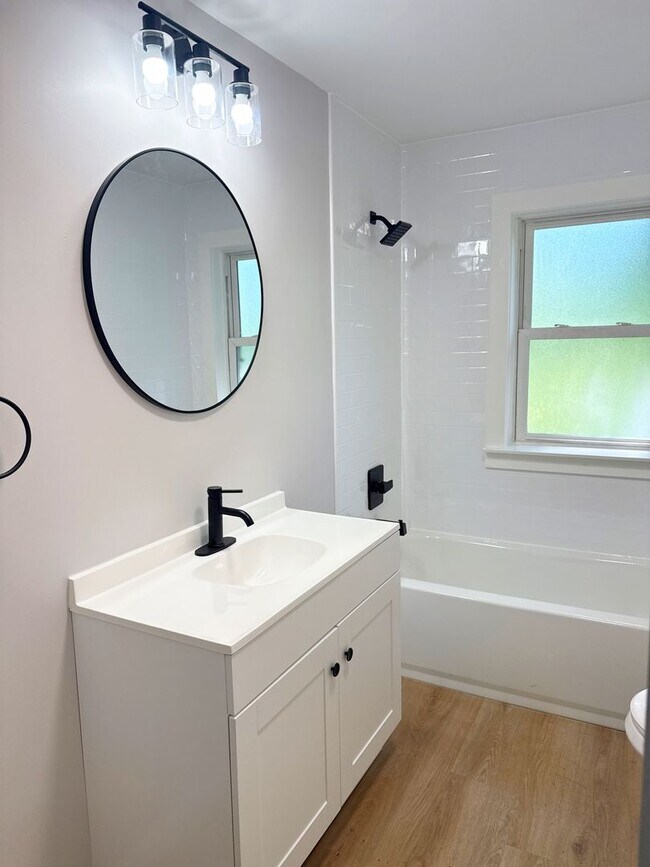 Foto del edificio - Move In Ready....4748 Warnock Ave