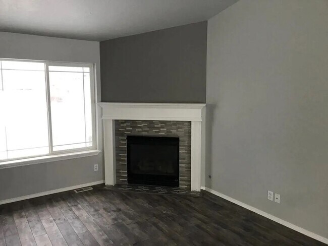 Building Photo - For Rent: 3 Bedroom Single-Level Home in W...