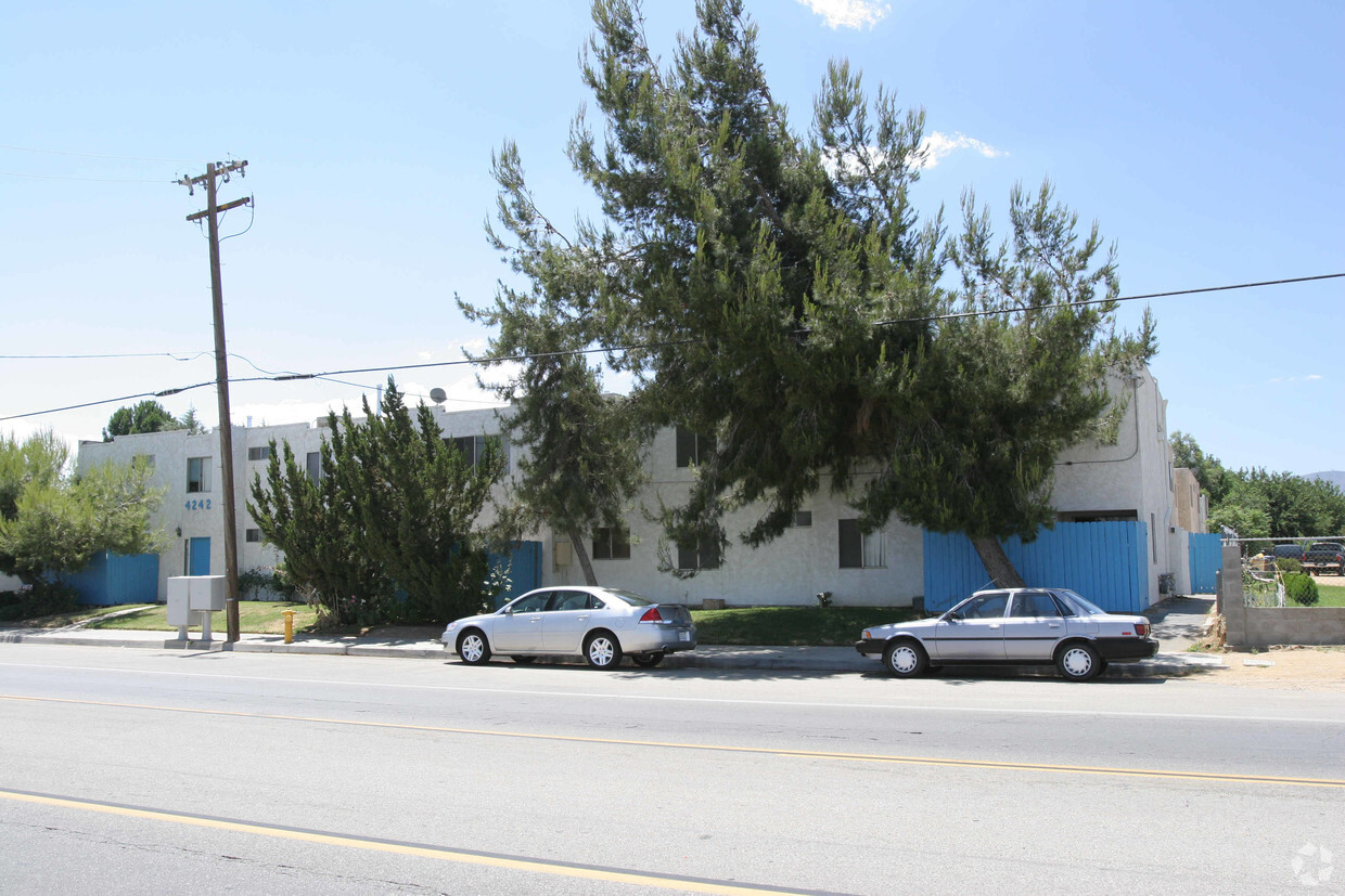 Primary Photo - Avenue L Apartments
