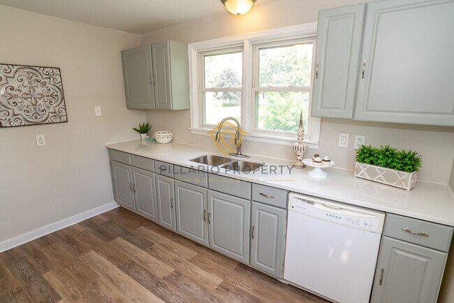 Foto del edificio - 2-Bedroom Plainfield Home with Fenced Yard & Storage Shed Available NOW!