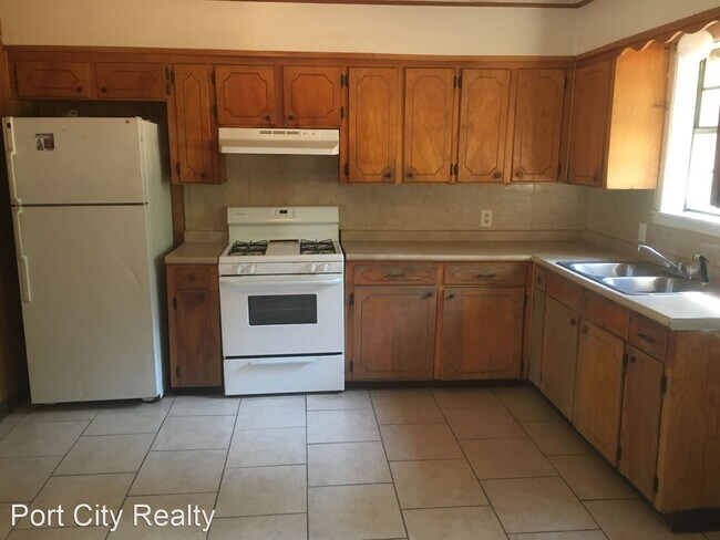 Building Photo - 3 br, 1.5 bath House - 9226 N Southland Park