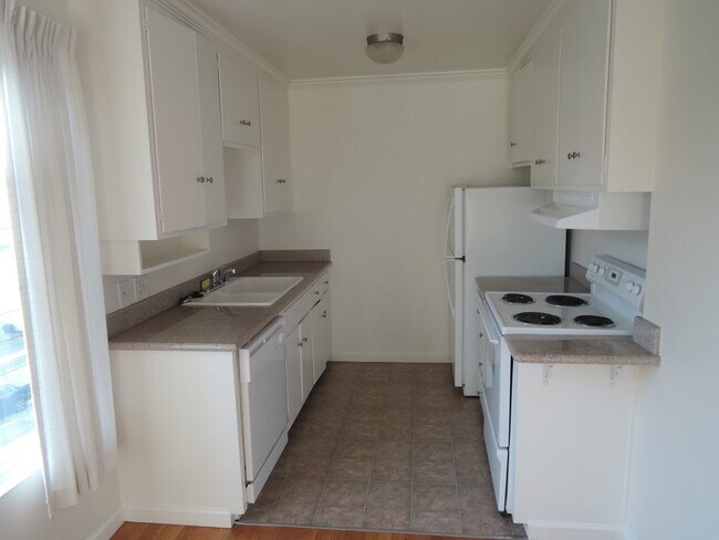 Building Photo - 484 37th St