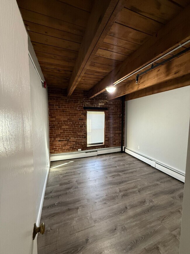 Building Photo - 11 Leo Turo Way