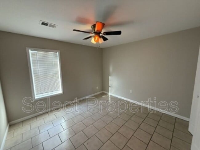 Building Photo - 2215 Hurst Ln