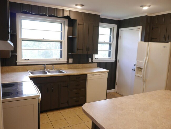 Building Photo - 4820 Lynn Dr