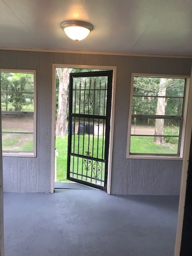 Building Photo - 2 Bedroom 1 Bath with Large Rooms