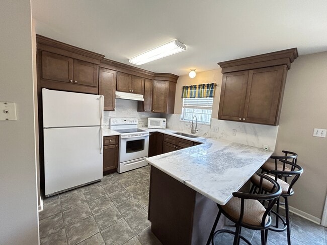 Building Photo - 211 Greenbriar Dr
