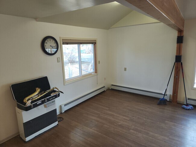 Building Photo - 3 bed 2 bath home *Close to JBER*