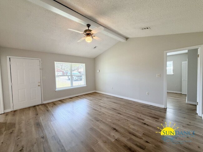 Foto del edificio - Newly Renovated 3 Bedroom with Oversized detached workshop/garage!