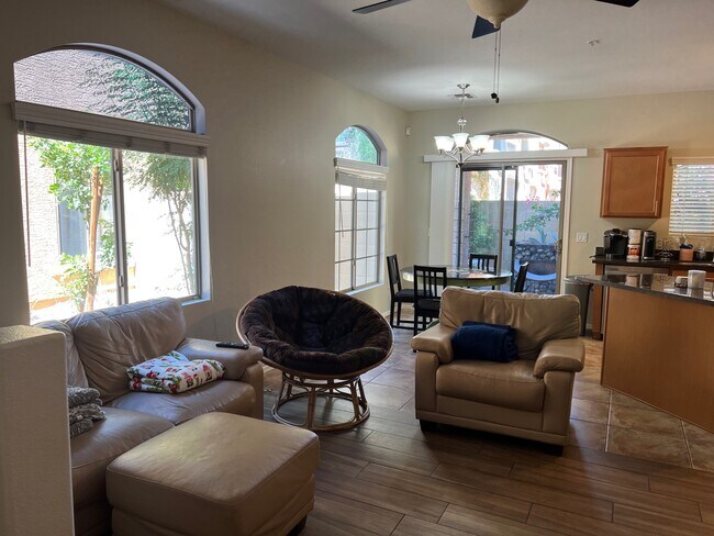 Foto del edificio - 2402 E 5th St