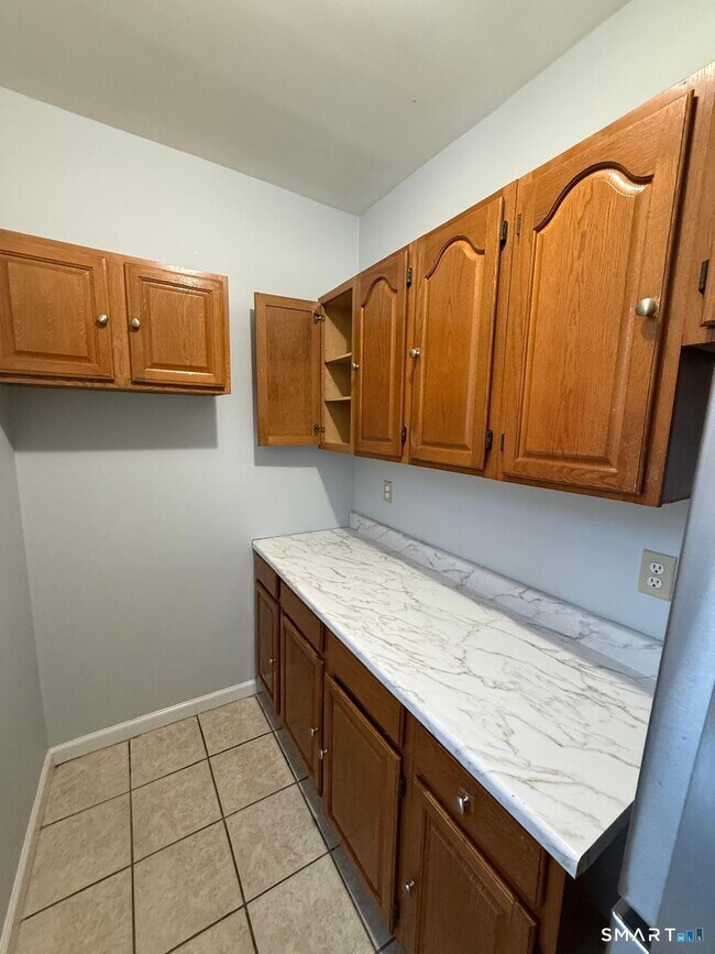 Building Photo - 256 Center St