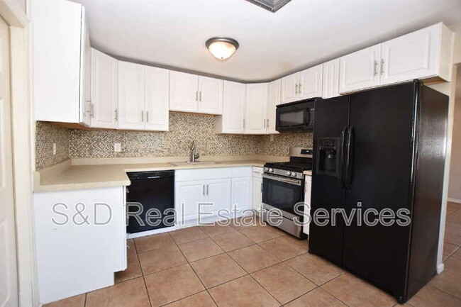 Building Photo - 1317 E Myrtle St