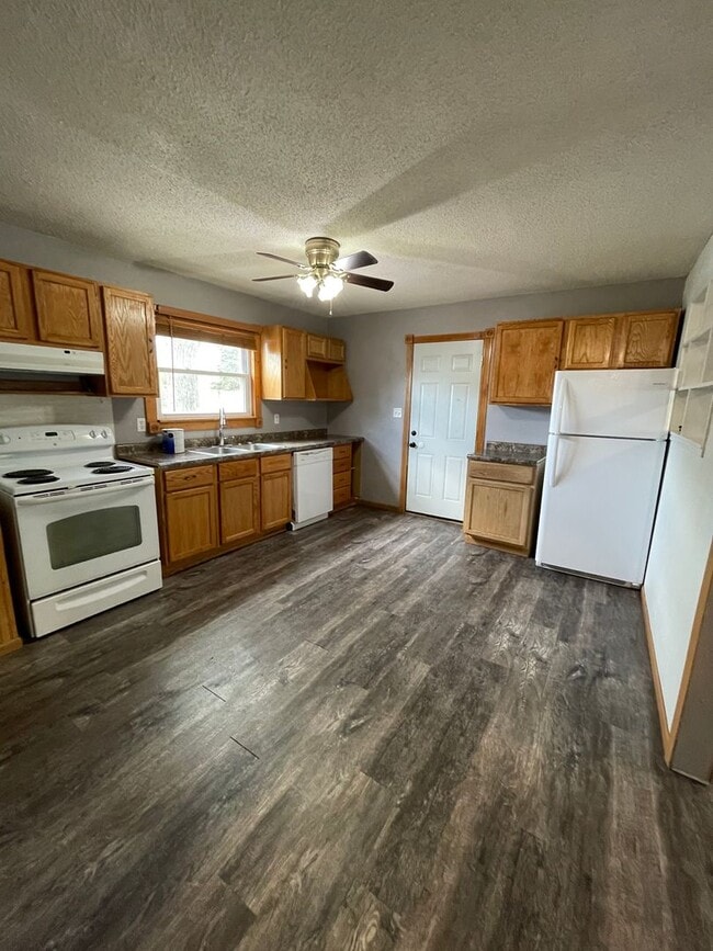 Building Photo - * 3-2-1 Rent Special! *  3 Bed, 1 Bath Home for rent. One level living!