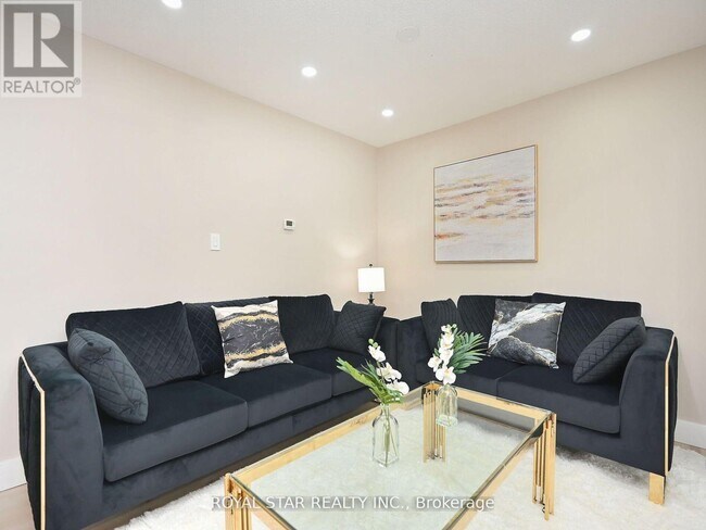 Building Photo - 400-400 Mississauga Vly Blvd