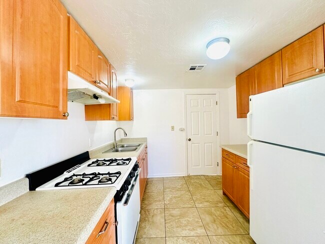 Building Photo - Cottage Style 1 Bedroom with Natural Light...
