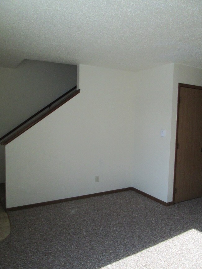 Building Photo - 100 Ludland Dr