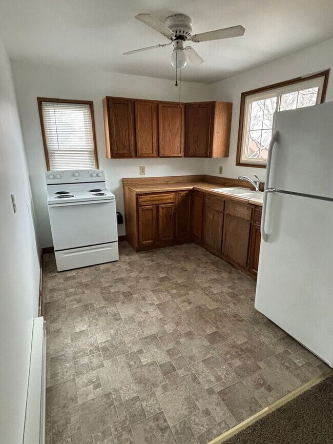 Building Photo - 2 BR Upstairs Apartment