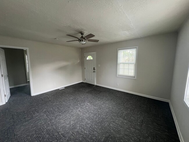 Building Photo - 3 bedroom 1 bathroom home