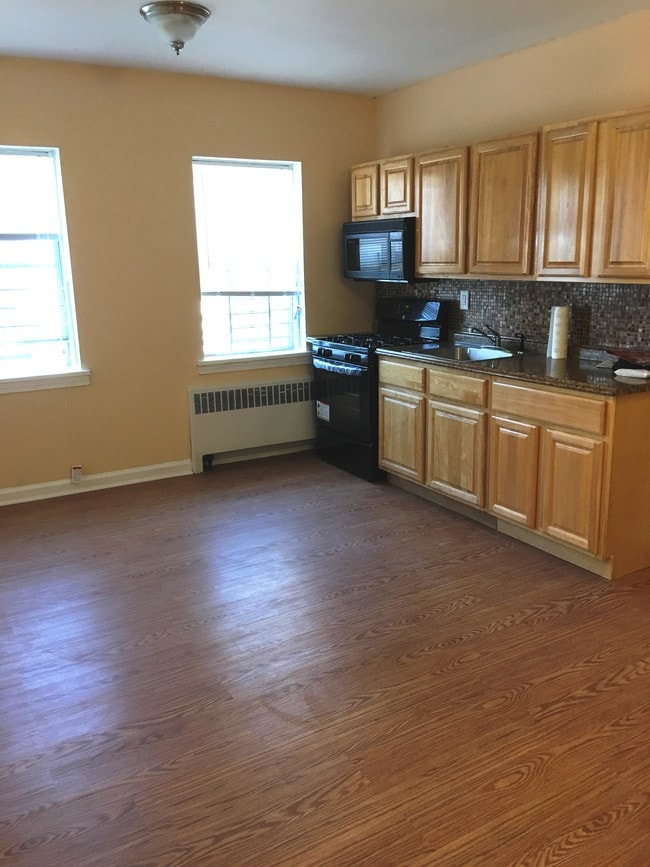 open kitchen / living room - 2615 John F. Kennedy Blvd