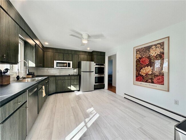 Foto del edificio - 60 Briar Hill Rd
