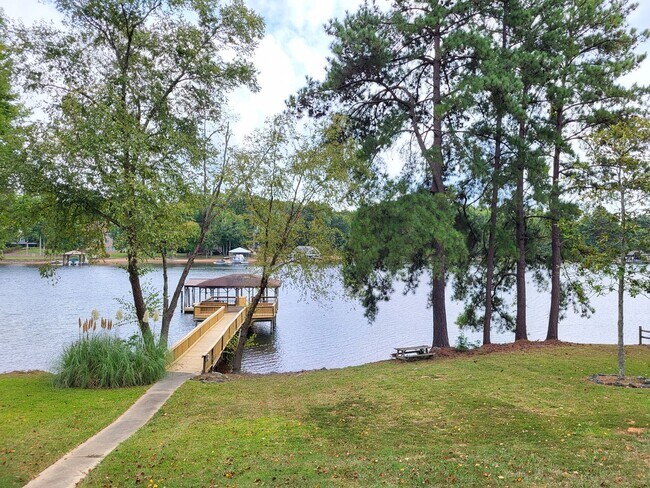 Building Photo - Waterfront mobile home in Mooresville