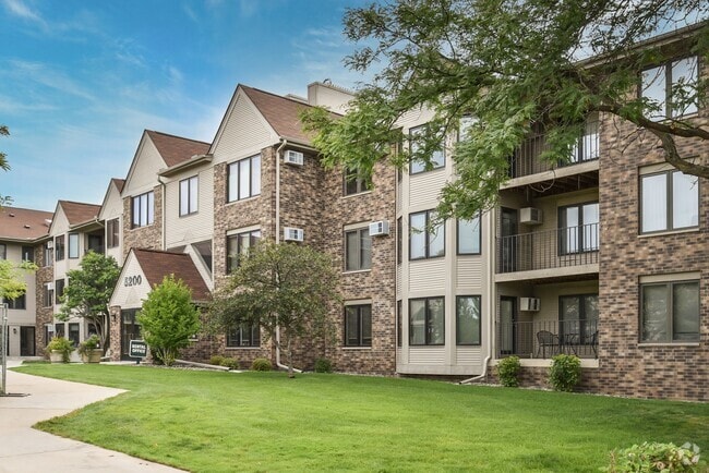 Building Photo - Oaks Lincoln Apartments