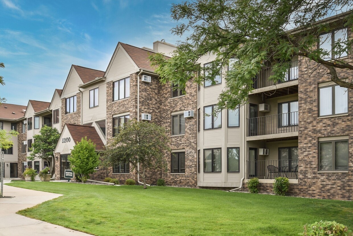 Primary Photo - Oaks Lincoln Apartments