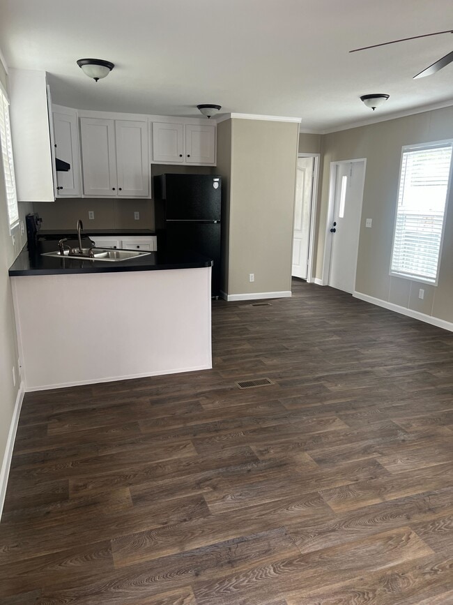 Foto del edificio - 750 Silent Valley Rd