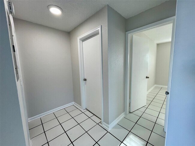 Building Photo - 501 W Kalmia Dr