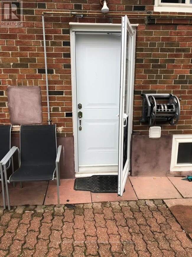 Building Photo - 20 Roseglor Crescent