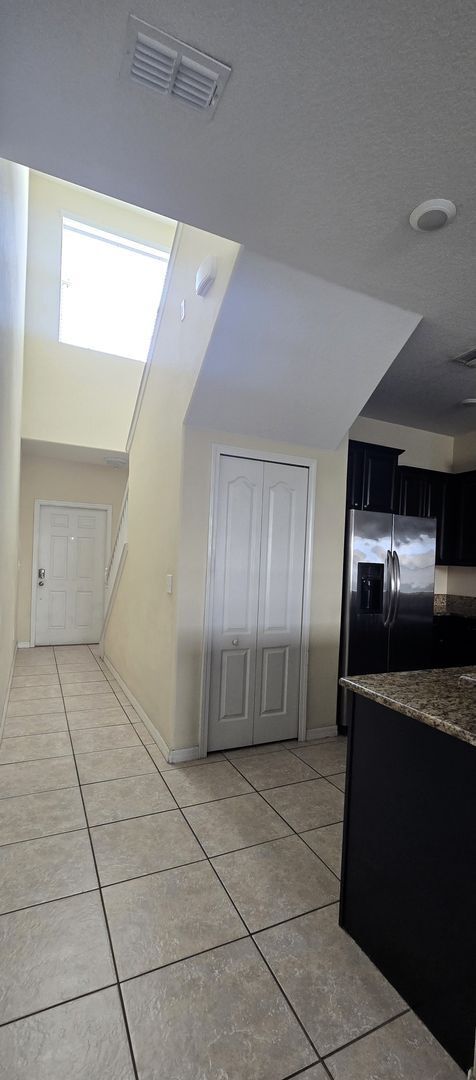 Building Photo - Amazing 4 Bedroom + Office/Bonus Room, 2 1...
