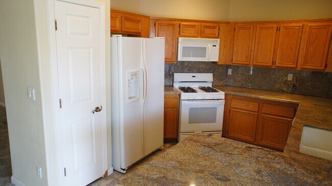 Building Photo - SINGLE STORY HOME 3 BEDROOMS / 2 FULL BATH...