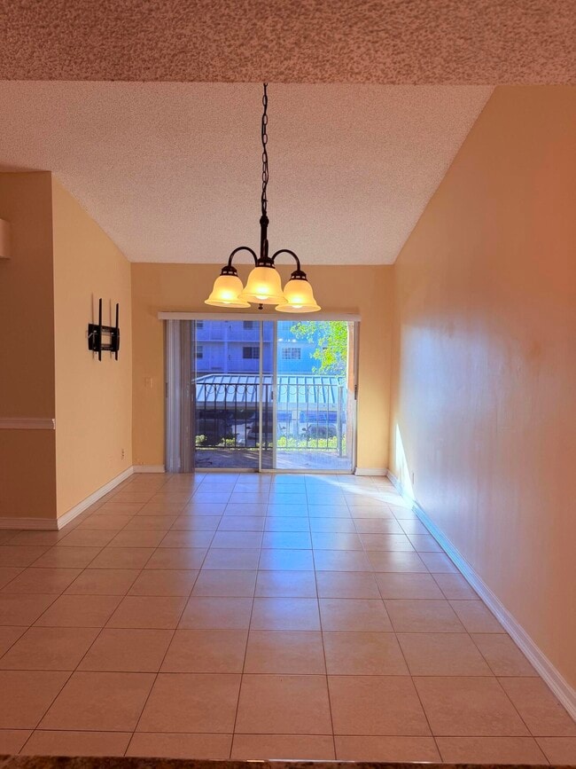 Building Photo - 1040 Lake Shore Dr