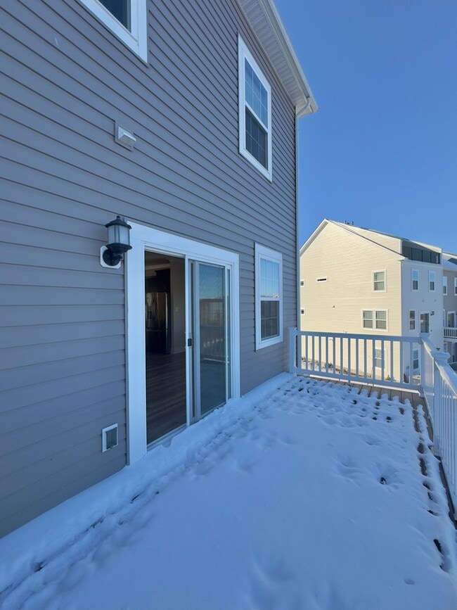 Building Photo - Modern 3-Bedroom Home with High-End Amenit...