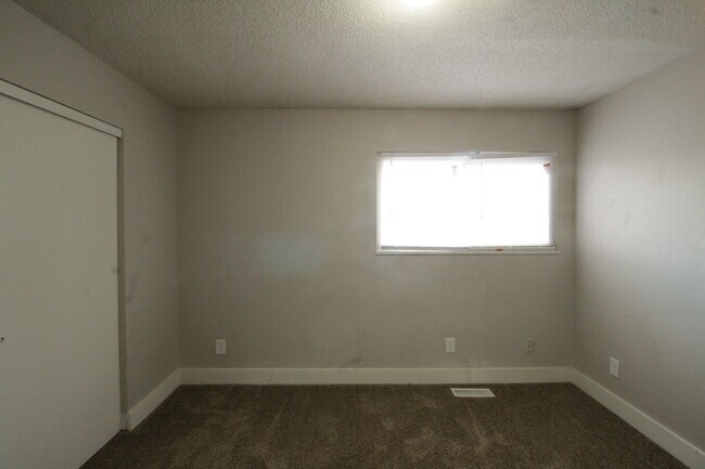 Foto del edificio - 218-222 Hinkle Avenue