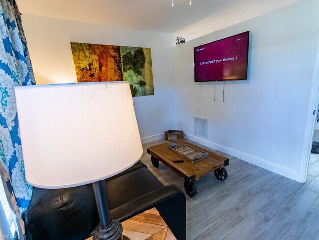Foto del edificio - 2 br, 2 bath  - 916 N Victoria Park Rd # 1
