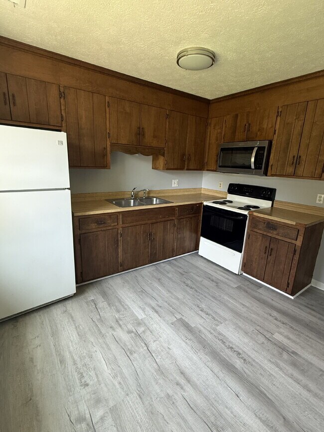 Foto del edificio - 2 Bedroom 1 Bathroom Apartment in Madison Heights with off street parking.