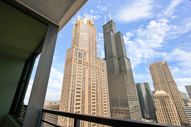 Foto del edificio - 235 W Van Buren St