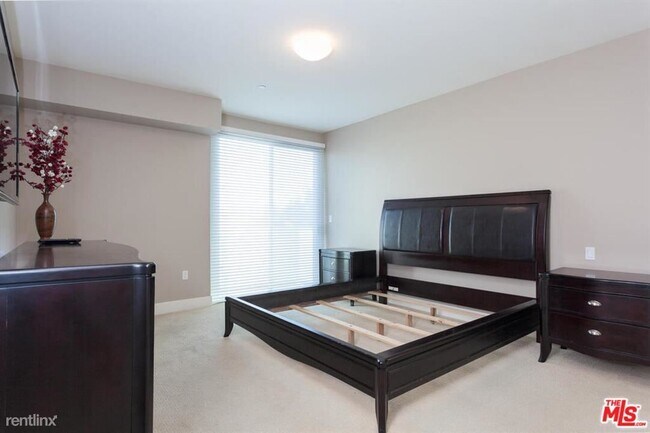 Building Photo - 3 br, 3 bath Condo - 11811 Kiowa Ave Unit 301