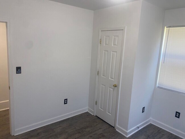 Building Photo - Duplex - 2 Bedroom