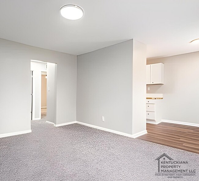 Foto del edificio - Renovated Spacious 2BR Apartments Near UofL & Churchill Downs!
