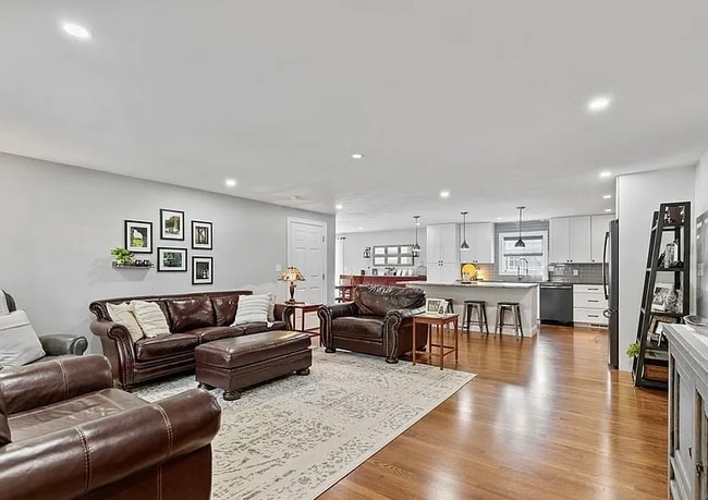 Building Photo - 7597 Manor Ln