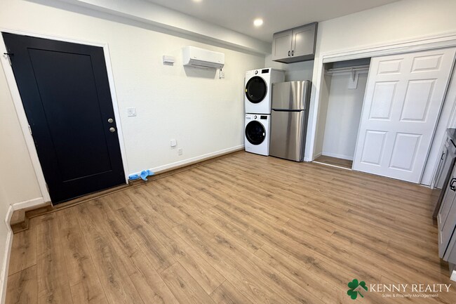 Foto del edificio - Fully Remodeled Studio with In-Unit Washer and Dryer