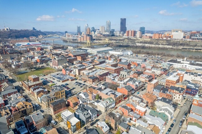 Foto del edificio - LUXURIOUS 2 BEDROOM HOME AVAILABLE IN SOUT...