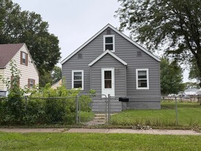 Building Photo - 324 8th St SE