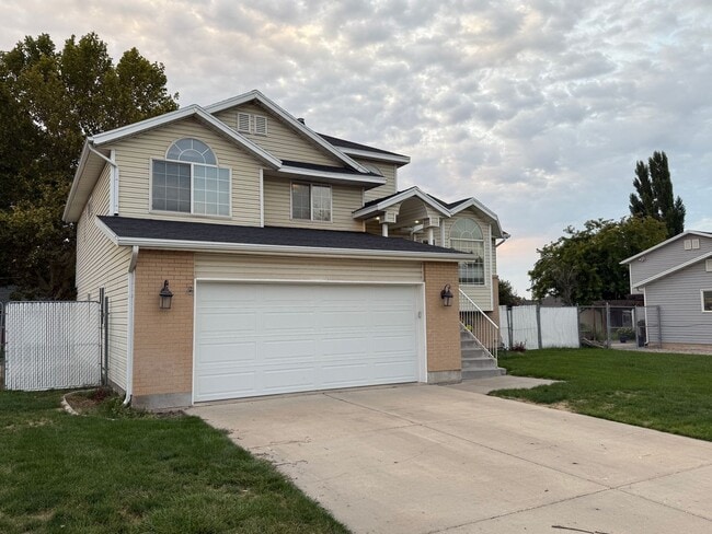 Foto del edificio - Spacious 5-Bedroom Home in Clinton!