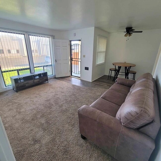 Foto del edificio - Charming Single Story Home Near Hancock College with One Car Garage