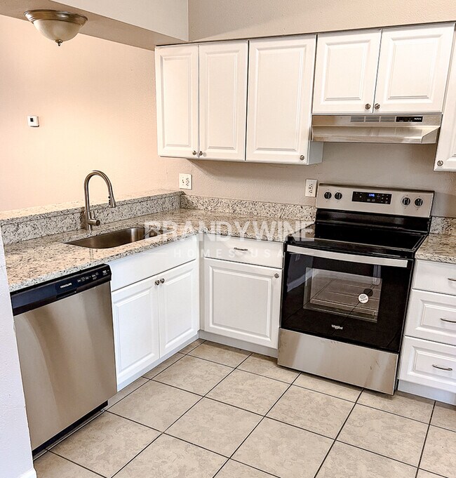 Building Photo - ONE MONTH FREE RENT!!